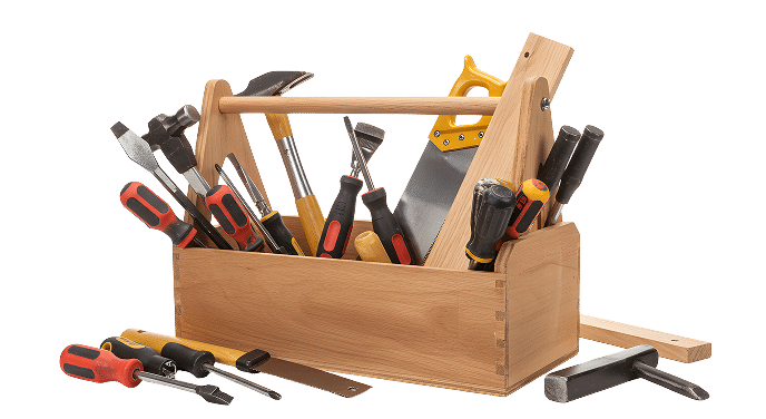 Boîte à outils en bois remplie de divers outils à main : marteaux, tournevis, scie, ciseaux, limes et pinces, sur fond noir.